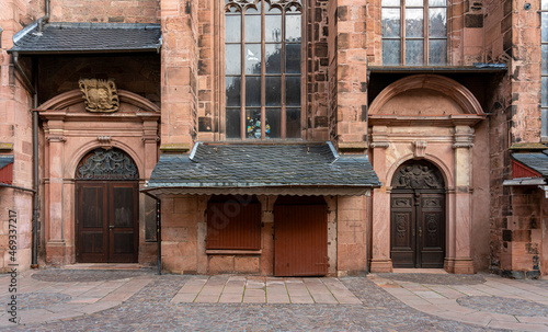 die marode Fassade der Heiliggeistkirche in Heidelberg photo