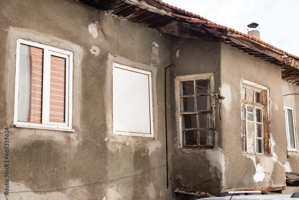 Foto Stock Old crumbling buildings and crumbling hillsides in the slums of Ankara, Turkey. Poor