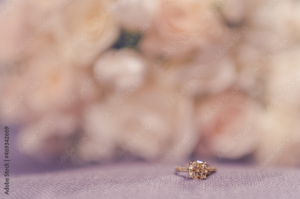 Fototapeta premium Wedding Engagement Ring Macro Photography Diamond Beutiful Flowers 