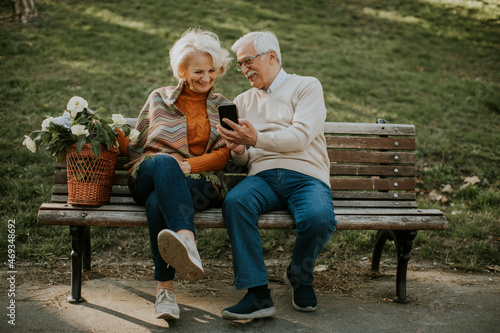 Senior couple sitting on th...
