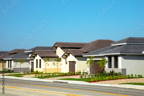 Fototapeta Naklejka Na Ścianę i Meble -  Neighborhood of Beautiful Florida houses residential properties