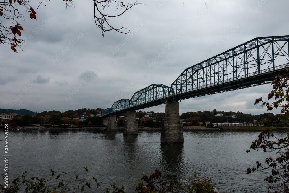 Obraz premium Pedestrian Bridge City Scape Views in Autumn Chattanooga Tennessee