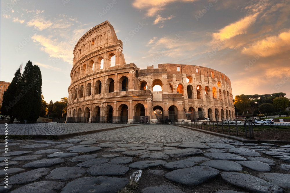 Fototapeta premium View of the Colosseo Romano (Roman Coliseum) in Roma, Lazio, Italy.
