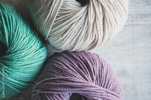 Fotografie tres ovillos de lana en tonos pastel para tejer punto o crochet