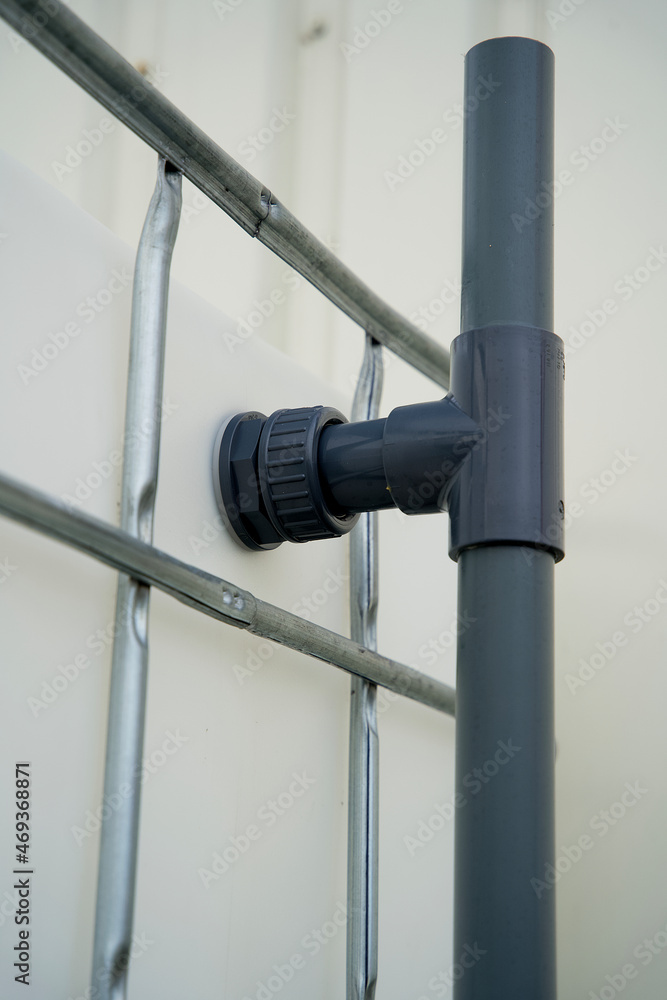 Connection between two stacked IBC containers Connection between two stacked IBC containers