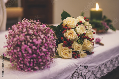 Imagen de un altar en una iglesia catolica con velas y flores photo