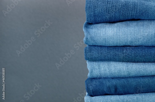 Quadro su tela New modern blue jeans on the desk