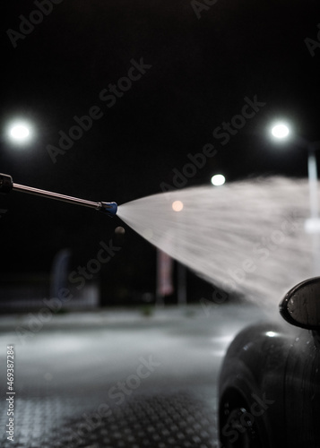 Obraz na płótnie touchless car wash - pressure washing - night cleaning w salonie