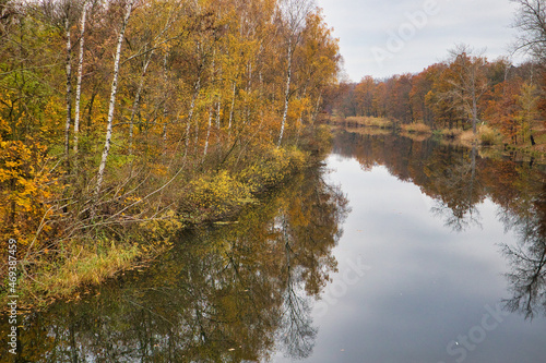 Leipzig Saale Kanal  Saale-Elster-Kanal  im Herbst  Herbstfarben  Spiegelung im Wasser  Leipzig Sachsen