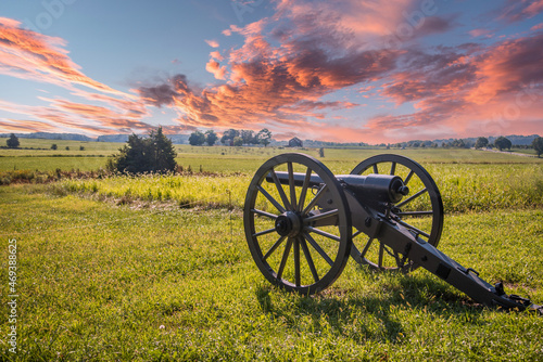 Leinwand Poster Canon aiming at a battlefield of Gettysburg