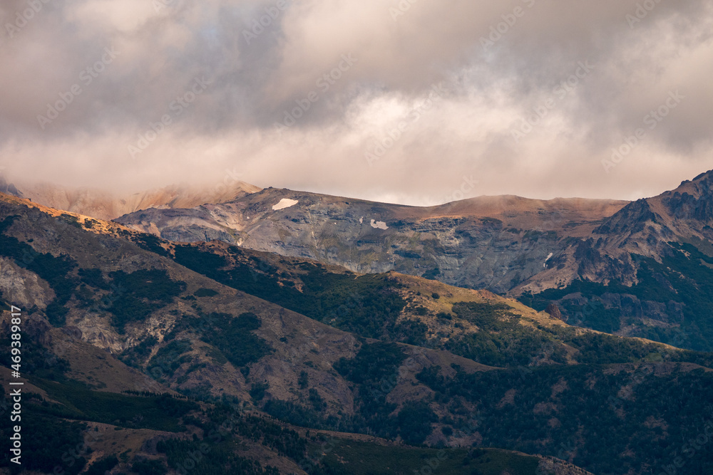 Paisaje agreste de las montañas de Villa Meliquina, provincia de Neuquén, Patagonia Argentina