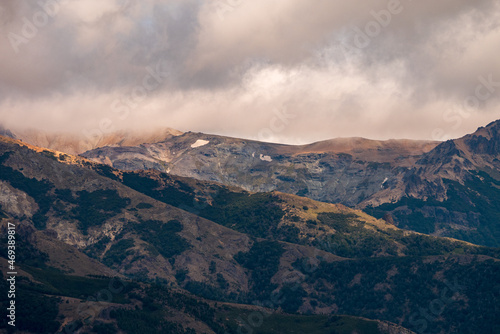 Paisaje agreste de las montañas de Villa Meliquina, provincia de Neuquén, Patagonia Argentina © Nora