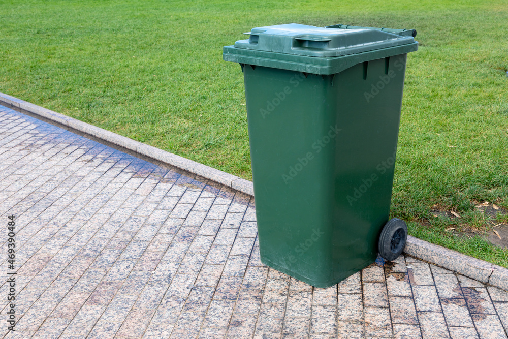 Ταπετσαρία Plastic green garbage can for collecting garbage in the park