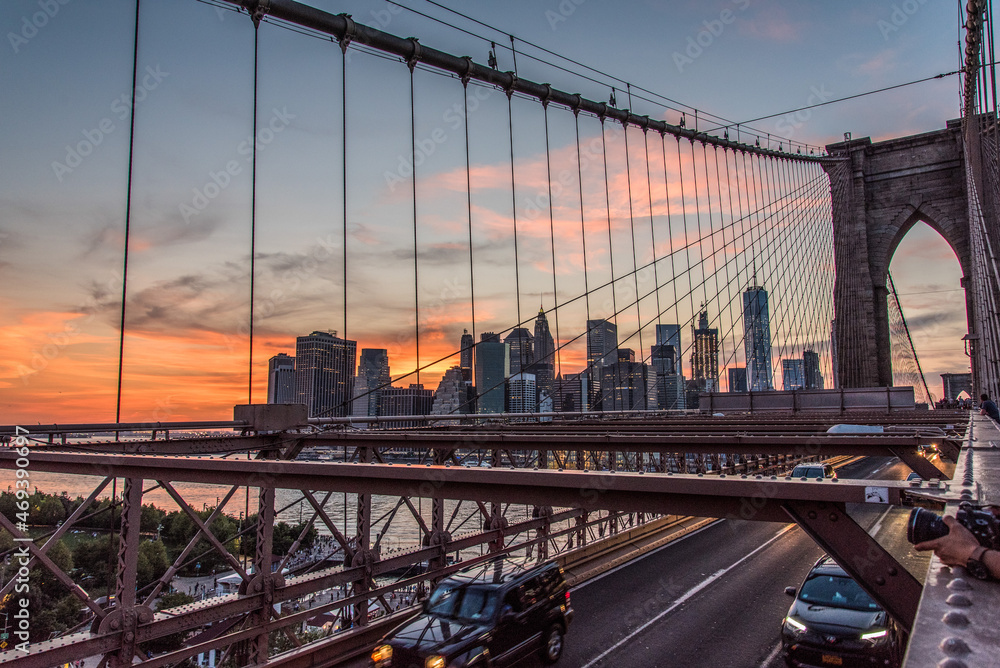 Fototapeta premium Night coming over famous Brooklyn Bridge