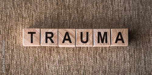 Tableau sur toile the word trauma written on wooden cubes