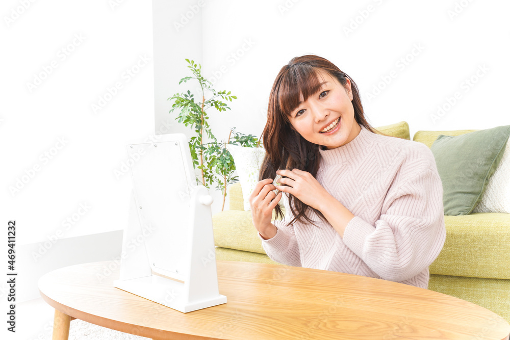 髪の毛のケアをする若い女性 Stock Photo | Adobe Stock