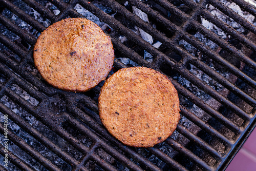 Parrilla asando carne de hamburguesa  photo