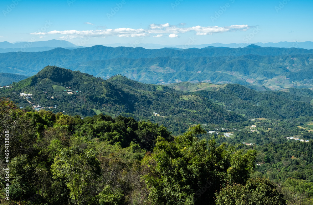 Naklejka premium Scenery view of landscape on Doi Chang village, they're producing some of the world’s finest coffee in Chiang Rai province of Thailand.