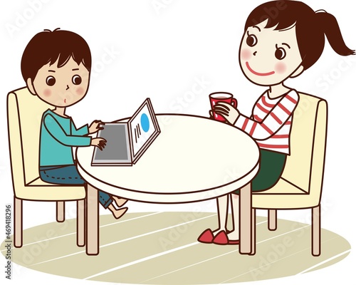 リビングでタブレット学習をする若い男性と笑顔で様子をみる母。