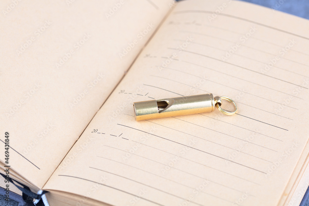 Turn on the whistle on the notebook Turn on the whistle on the notebook