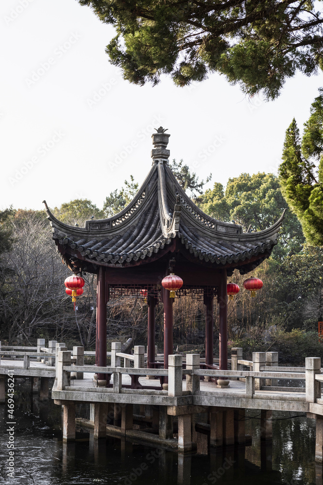 Obraz premium Traditional Chinese pavilion and bridge in a park autumn scenery