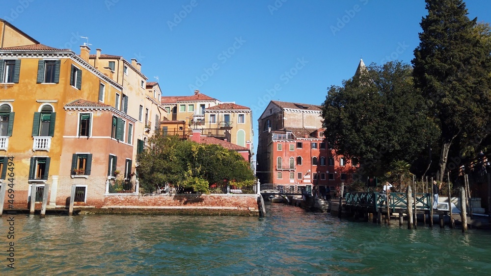 Obraz premium Europe, Italy, Venice November 2021 - the boat in the Grand Canal passes under the famous Rialto bridge, tourist attraction of the cities of love - tourist over the bridge and gondolas in the lagoon