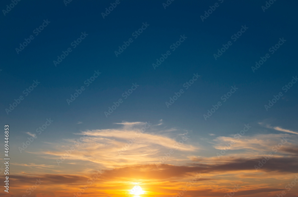 Obraz premium Amazing dawn against a clear sky with a bright sun in the clouds