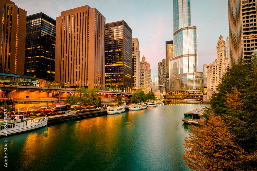 Obraz premium Early morning view of moored tour boats at the main stem of the Chicago River with skyscrapers in the background, Downtown Chicago, IL, USA