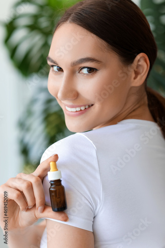 Portrait of smiling woman w...