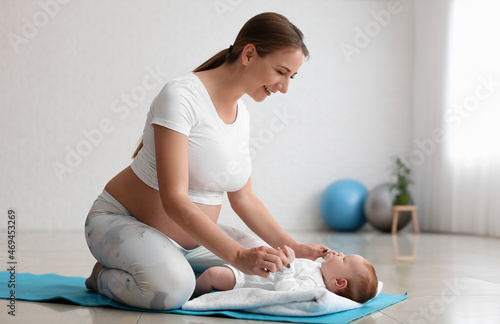 Young pregnant woman with h...