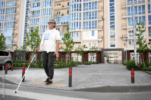Blind senior man crossing r...