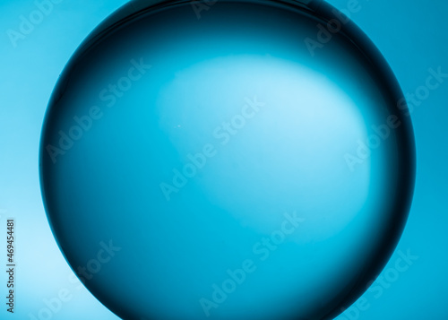 szklana kula na niebieskim tle