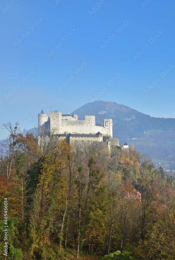 Blick auf Festung Hohensalzburg vom Mönchsberg, vertikal