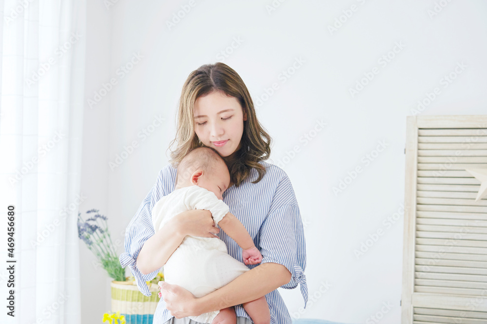赤ちゃんを抱っこする母親 赤ちゃんを抱っこする母親