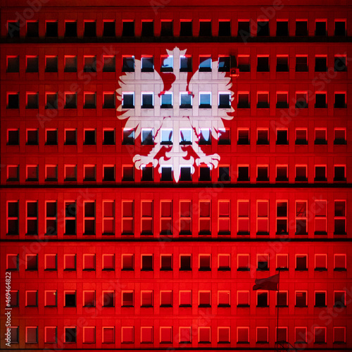 orzeł w koronie na tle czerwonego budynku