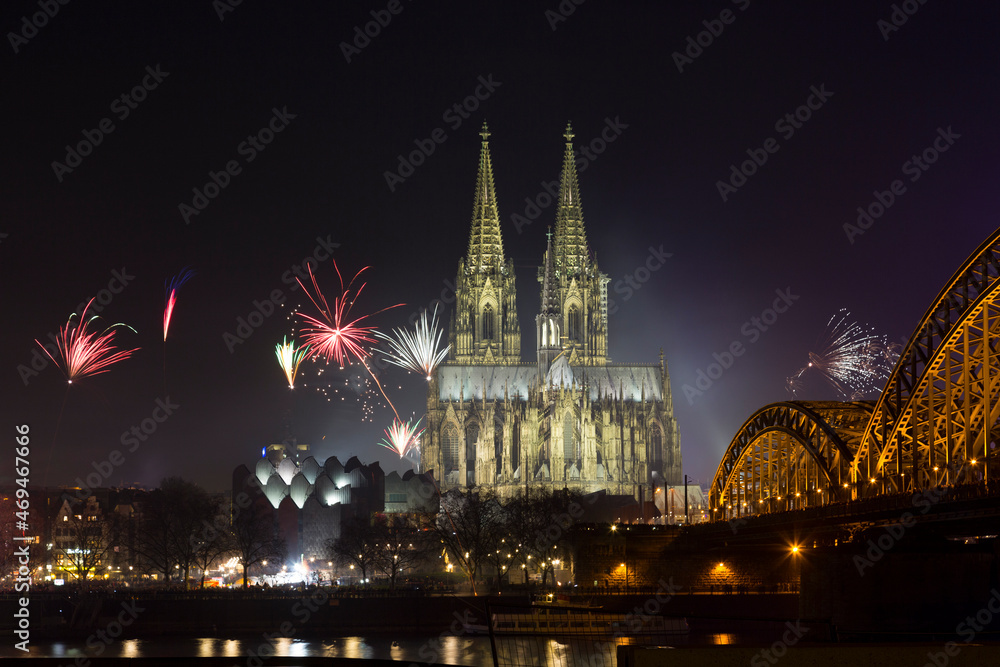 Obraz premium New Year's Eve fireworks display near the cathedral in Cologne, Germany