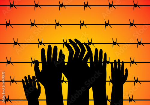 Refugiados, Prisioneros. Campo de concentración. Campo de refugiados. Campo de prisioneros. Silueta negra de manos sobre alambrada de espinas al amanecer