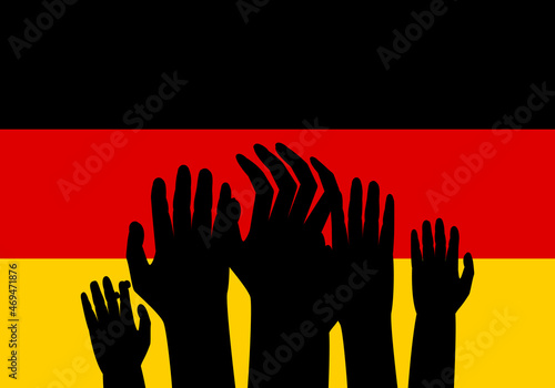 Refugiados pidiendo ayuda a Alemania. Silueta negra de manos de niños y adultos sobre la bandera de Alemania.
