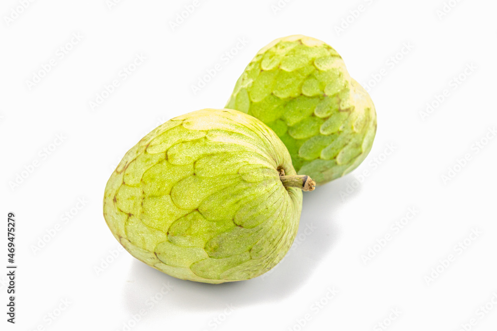 Obraz premium Fruits frais cherimoya isolé sur fond blanc