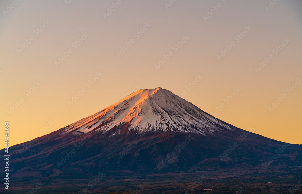 山梨県・河口湖　早朝の赤富士【Mt. Fuji shining in the morning sun called 