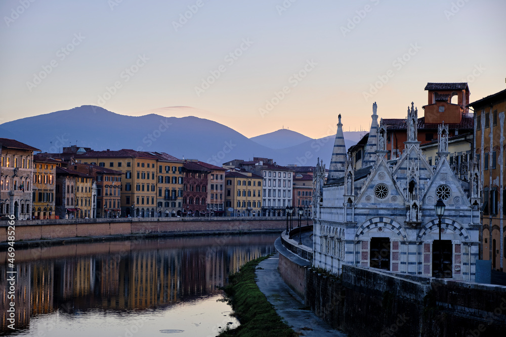 Obraz premium the church of Pisa, tuscany, italy, beside the river and the reflection of the colorful houses