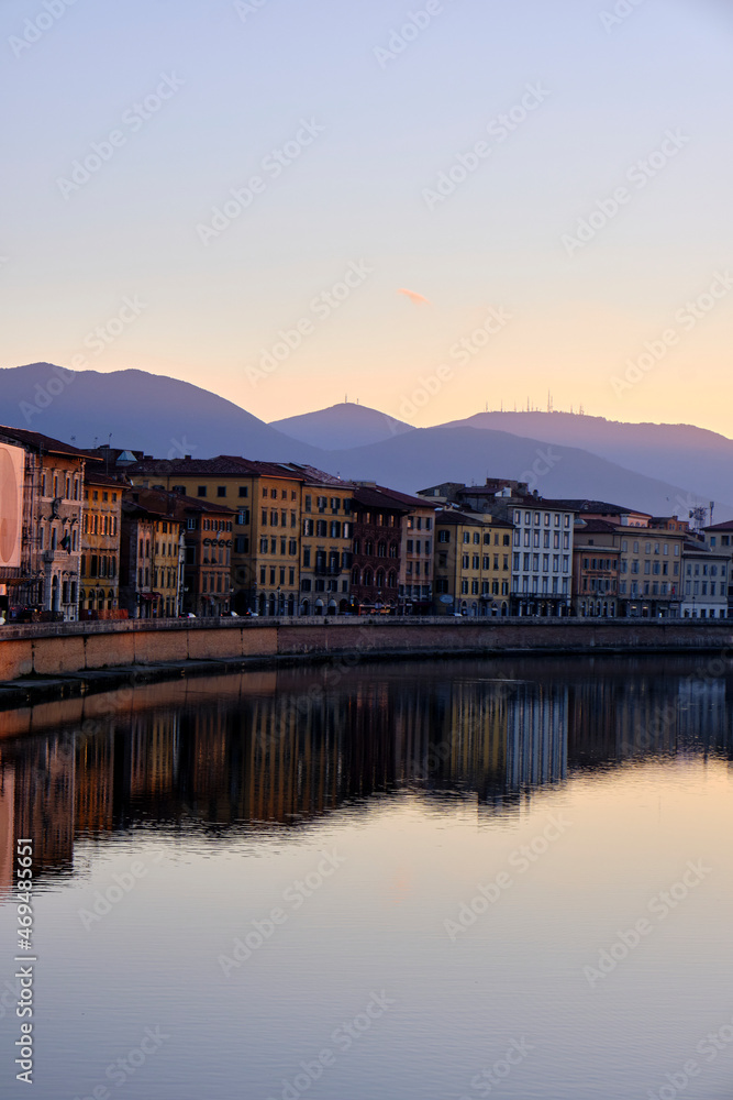 Obraz premium the church of Pisa, tuscany, italy, beside the river and the reflection of the colorful houses