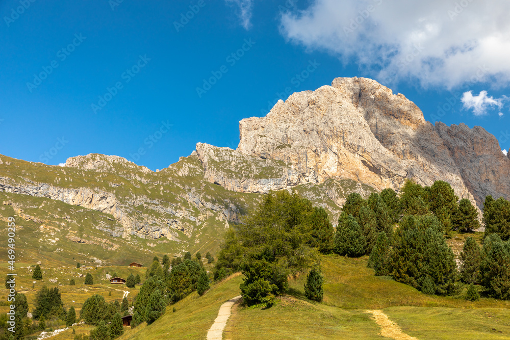 Hütten auf der Seceda unter den Geislerspitzen, Gröden, Südtirol