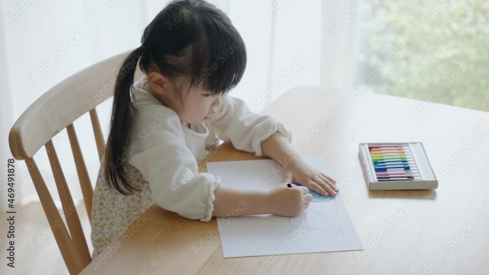 家でお絵描きする3歳の子供（育児・子育て）