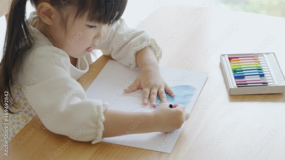 家でお絵描きする3歳の子供（育児・子育て）