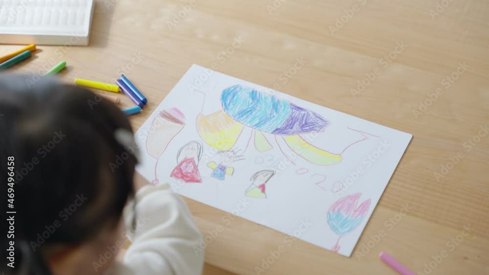 家でお絵描きする3歳の子供(育児・子育て) 家でお絵描きする3歳の子供(育児・子育て)