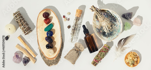 Foto Healing crystals, elixir, palo santo, white sage bundle on abalone sea shell, dr