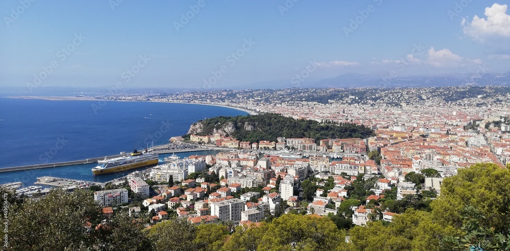 Panorama de la baie des anges de Nice depuis le parc du Mont Boron, en France.