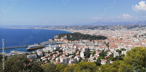 Panorama de la baie des anges de Nice depuis le parc du Mont Boron  en France.