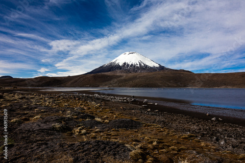 Fotografia del Volcán Parinacota sobre el lago Chungara. Altiplano Chileno. Region de Arica y Parinacota. Chile.